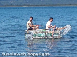 Ronciglione - La barca realizzata con le bottiglie di plastica