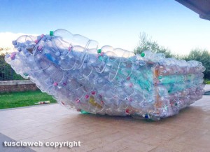 Ronciglione - La barca realizzata con le bottiglie di plastica