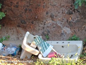 Viterbo - Strada Signorino - Sanitari abbandonati