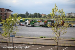 Viterbo - Alcuni camion delle giostre vicino al tribunale