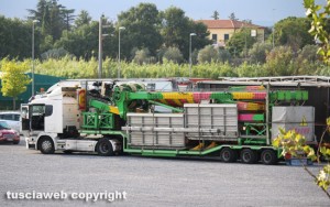 Viterbo - Alcuni camion delle giostre vicino al tribunale