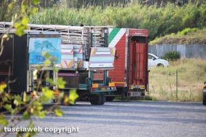 Viterbo - Alcuni camion delle giostre vicino al tribunale