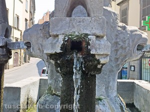 Fontana grande deturpata