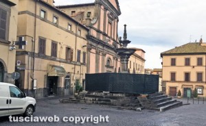 Fontana grande deturpata - Partiti i lavori