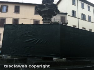 Fontana grande deturpata - Partiti i lavori
