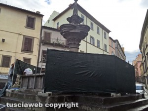 Fontana grande deturpata - Partiti i lavori