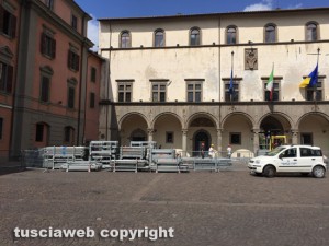 Viterbo - Piazza del comune - Iniziato il montaggio delle tribune