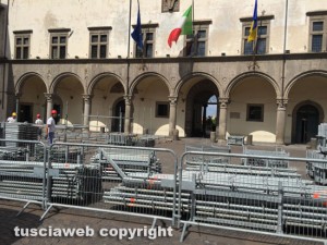 Viterbo - Piazza del comune - Iniziato il montaggio delle tribune