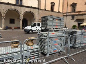 Viterbo - Piazza del comune - Iniziato il montaggio delle tribune