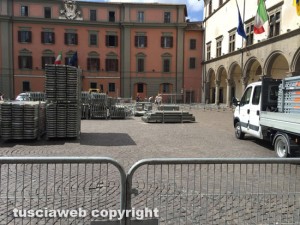 Viterbo - Piazza del comune - Iniziato il montaggio delle tribune