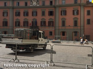 Viterbo - Piazza del comune - Iniziato il montaggio delle tribune