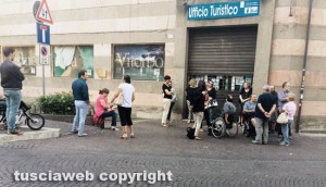 Biglietti per santa Rosa - La gente davanti all'ufficio turistico