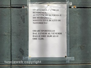 Viterbo - Il cartello con gli orari dell'ufficio anagrafe