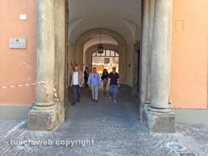Viterbo - Alcuni consiglieri di minoranza escono dalla prefettura