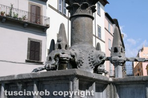 Viterbo - Fontana grande deturpata