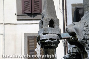 Viterbo - Fontana grande deturpata 