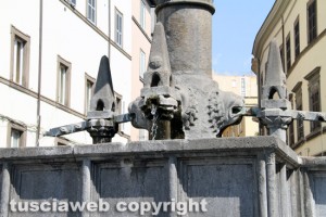 Viterbo - Fontana grande deturpata