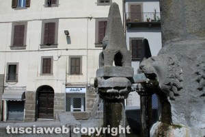 Viterbo - Fontana grande deturpata 