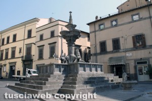 Viterbo - Fontana grande deturpata