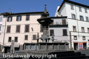 Viterbo - Fontana grande deturpata