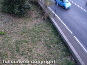 Viterbo - Il cavalcavia da cui è stato gettato il carrello - Il luogo dove presumibilmente è caduto