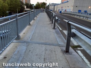 Viterbo - Il cavalcavia da cui è stato gettato il carrello