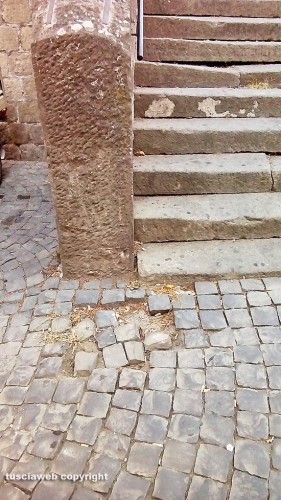 Viterbo - Selciato sconnesso a piazza del Teatro