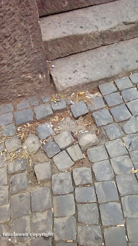 Viterbo - Selciato sconnesso a piazza del Teatro