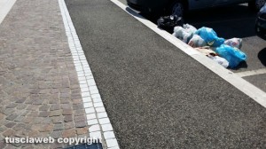 Viterbo - Rifiuti abbandonati in via Alessandro Volta