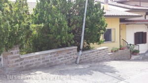 Montefiascone - La foto del palo della luce sorretto da un filo