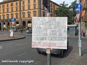 Viterbo - Il cartello appeso a piazza della Rocca