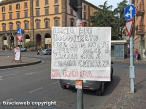 Viterbo - Il cartello appeso a piazza della Rocca