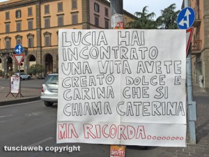 Viterbo - Il cartello appeso a piazza della Rocca