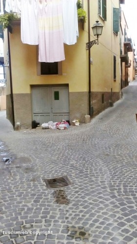 Canino - Rifiuti tra via Concordia e via Legnano