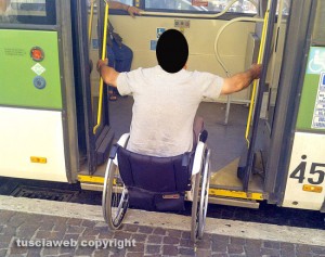 Viterbo - Un disabile ha difficoltà a salire sul pullman