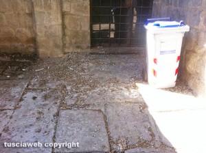 Viterbo - Piazza San Pellegrino piena di escrementi di piccione