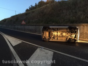 Viterbo - Auto si ribalta allo svincolo di strada Bagni