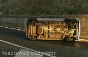 Viterbo - Auto si ribalta allo svincolo di strada Bagni