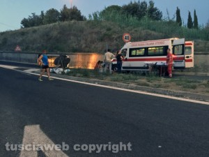 Viterbo - Auto si ribalta allo svincolo di strada Bagni