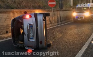 Viterbo - Auto si ribalta allo svincolo di strada Bagni