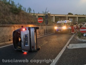 Viterbo - Auto si ribalta allo svincolo di strada Bagni