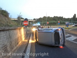 Viterbo - Auto si ribalta allo svincolo di strada Bagni