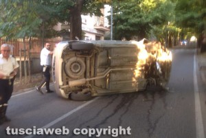 Viterbo - Auto si ribalta in via Santa Maria in Gradi