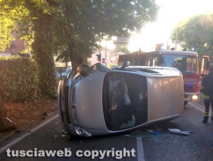 Viterbo - Auto si ribalta in via Santa Maria in Gradi