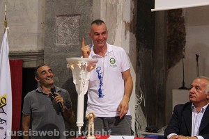 Rodolfo Valentino e Raffaele Ascenzi con la fiaccola