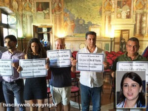 Viterbo - Comune - La protesta dell'opposizione e nel riquadro l'assessora al bilancio Luisa Ciambella
