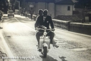 Elisabetta Ceccarelli e Roberto Miralli in lambretta
