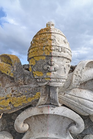 San Martino - Particolare dello stemma durante la-pulitura 