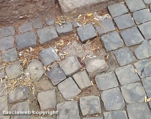 Viterbo - Selciato sconnesso a piazza del Teatro