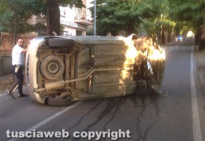 Viterbo - Auto si ribalta in via Santa Maria in Gradi